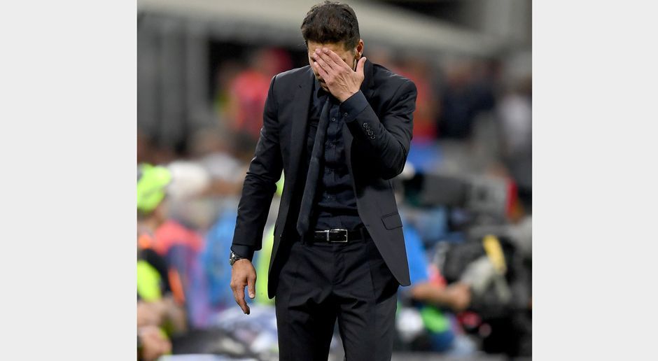 
                <strong>Diego Simeone beim Champions-League-Finale</strong><br>
                Zumal Reals Innenverteidiger auch noch dabei minimal im Abseits steht. Das geht natürlich nicht. Was Simeone von der Entscheidung hält, macht er deutlich.
              