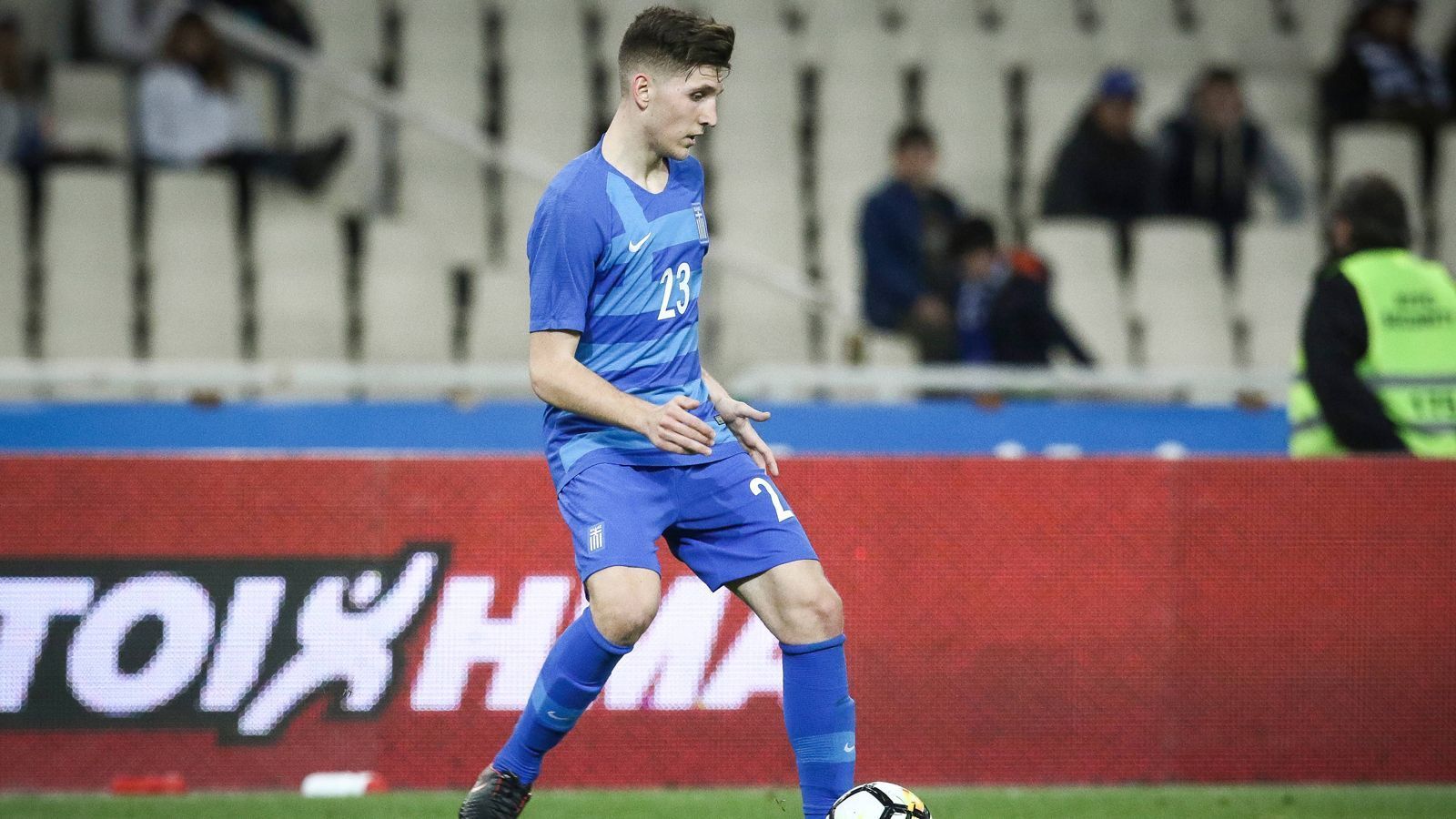 
                <strong>Leverkusens Retsos ist der bekannteste griechische U21-Spieler</strong><br>
                Im aktuellen Kader Griechenlands befindet sich mit Panagiotis Retsos ein Spieler, der in Deutschland sein Geld verdient. Retsos wechselte 2017 für eine kolportierte Ablösesumme in Höhe von 17,5 Millionen Euro von Olympiakos nach Leverkusen. Insgesamt bestritt er 24 Bundesligaspiele für Bayer 04 (1 Tor), sein letztes aufgrund diverser Verletzungen allerdings im Mai 2018. Retsos eingerechnet, stehen sieben Debütanten gegen Deutschland in Griechenlands Kader.
              