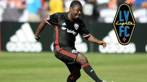 
                <strong>Freddy Adu: Der beispiellose Absturz des einstigen Wunderkindes</strong><br>
                Nach 13 Monaten ohne Verein war der damals 28-Jährige seit Mitte März 2018 offiziell ein Spieler des US-Zweitligisten Las Vegas Lights FC. Beim Team aus der USL (United Soccer League) unterschrieb Freddy Adu einen Vertrag bis Ende November 2018. Der Offensivspieler konnte sich durch ein längeres Probetraining für ein Engagement beim Klub aus dem Zocker-Paradies Las Vegas empfehlen. Eine langfristige Zusammenarbeit entstand daraus aber - mal wieder - nicht! Ende 2018 wurde Adu so erneut vereinslos und war dies fast zwei Jahre lang.
              