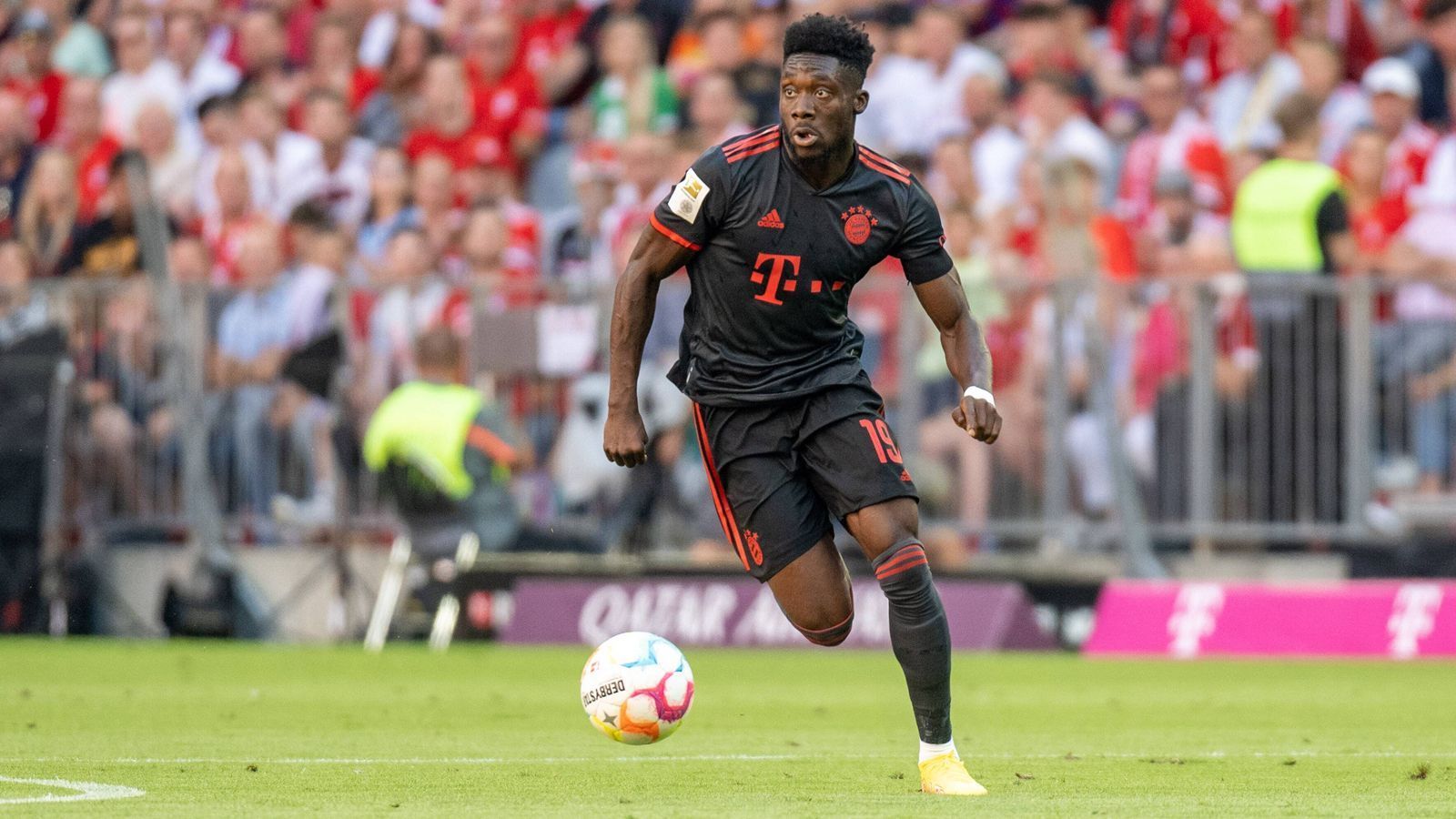 
                <strong>Alphonso Davies (FC Bayern München)</strong><br>
                Der Kanadier befindet sich zum Saisonstart in bestechender Form. Beim 2:0 gegen den VfL Wolfsburg hatte der Linksverteidiger bei beiden Toren seine Aktien im Spiel - beides mal spielte Davies den vorletzten Pass.
              