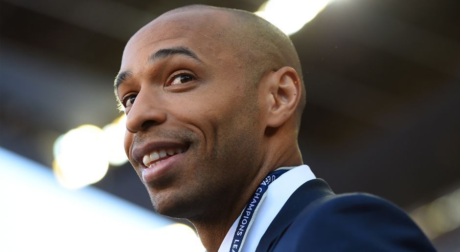 
                <strong>Thierry Henry</strong><br>
                Thierry Henry ist mit 228 Toren in 372 Spielen eine absolute Legende beim FC Arsenal und natürlich auch ein Experte, wenn es um die englische Premier League geht. Jetzt hat der mittlerweile 38-Jährige für "Sky Sports" seine Top-10 der aktuellen Premier-League-Saison gewählt und entsprechend begründet. ran.de zeigt die momentanen Lieblingsspieler des ehemaligen französischen Nationalspielers.
              