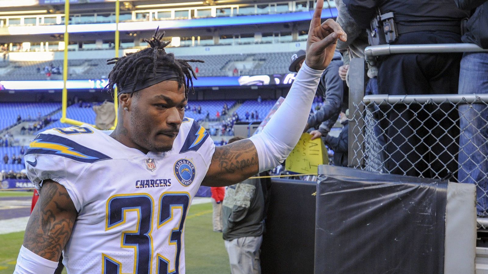 
                <strong>Derwin James (Los Angeles Chargers)</strong><br>
                Schlechte Nachrichten für die Los Angeles Chargers. Safety Derwin James wird aufgrund einer Stressfraktur im rechten Fuß operiert werden müssen. Die Ausfallzeit soll rund drei Monate betragen. Das berichtet Mike Garafolo vom "NFL-Network". Für die Chargers-Defense ist der Ausfall besonders bitter. James glänzte in der vergangenen Saison vor allem als Allrounder (3,5 Sacks, drei Interceptions) und hatte großen Anteil an den starken Leistungen seiner Defense. 
              