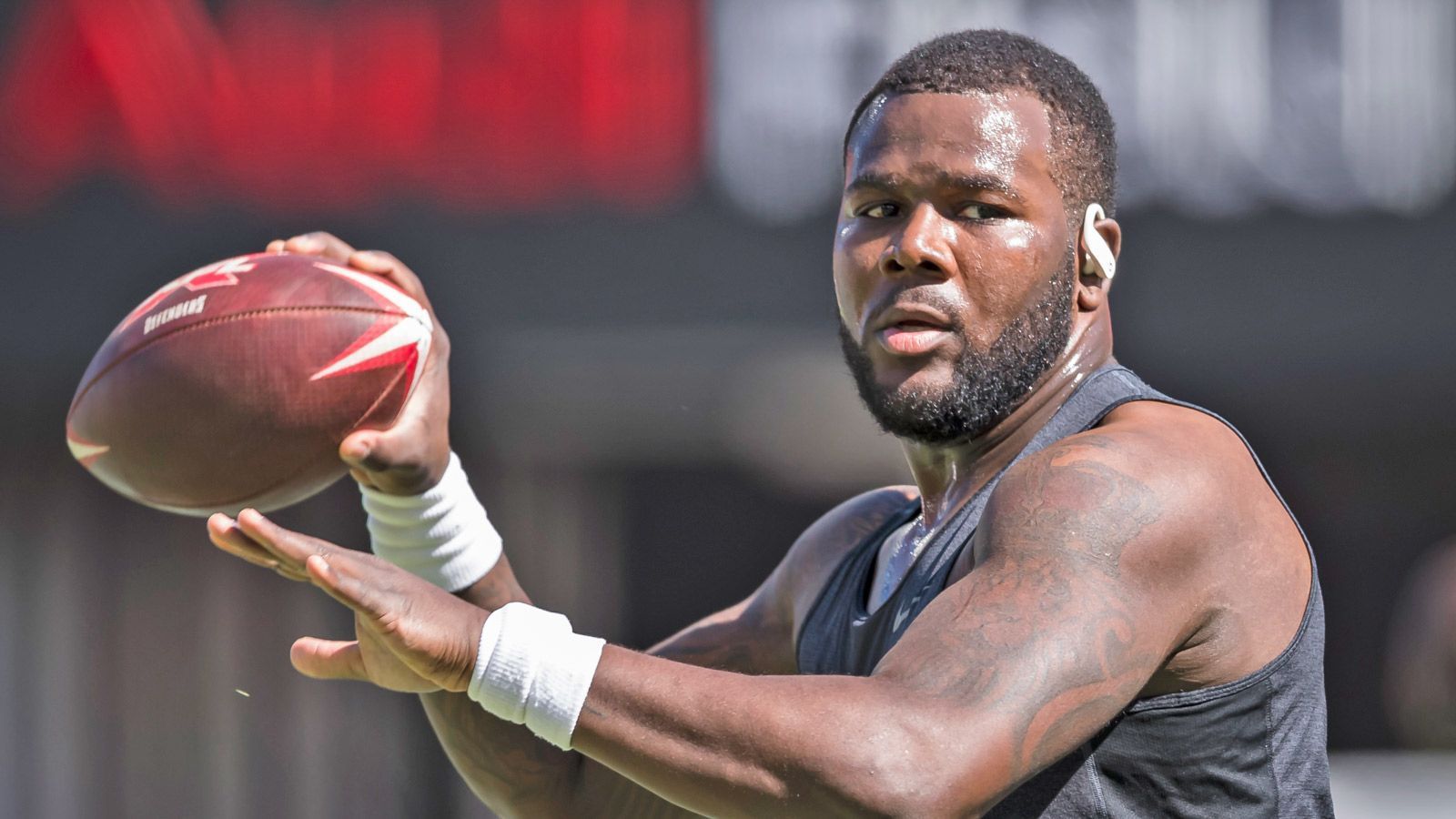 
                <strong>Verlierer: Cardale Jones (Quarterback, DC Defenders) </strong><br>
                In den ersten beiden Wochen der neuen XFL legte Cardale Jones starke Zahlen auf und war ein erster Bewerber auf den MVP-Titel. Mittlerweile scheint der Glanz von Jones verflogen, im Spiel gegen die St. Louis Battlehawks sorgte er für seinen negativen Höhepunkt. Im zweiten Versuch wurde ein unsauberer Wurf von Jones spektakulär abgefangen. Die Entscheidung von draußen: Jones muss auf die Bank, Tyree Jackson übernimmt. Dieser riss in dem Spiel zwar ebenfalls keine Bäume aus, blieb aber immerhin fehlerlos und führte die Defenders mit dem einzigen Touchdown im Spiel zum Überraschungserfolg über die BattleHawks. 
              