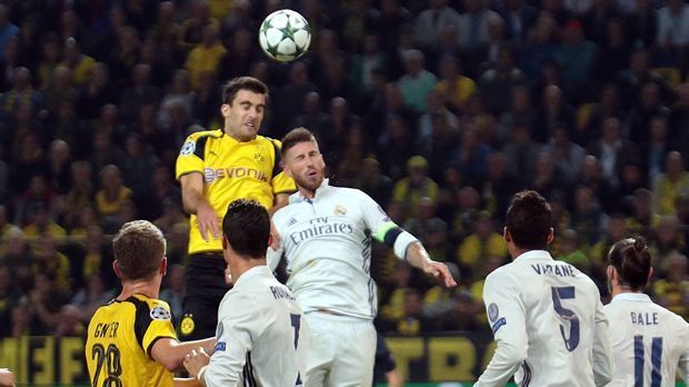 
                <strong>Sokratis</strong><br>
                Sokratis: Fühlte sich nicht so wohl damit, dass Benzema immer wieder auf die Flügel auswich. Was etwas überraschend war, denn eigentlich zeigte Sokratis einen guten Auftritt. Doch sein Positionsverlust vor dem ersten Gegentor brachte Unordnung in die Viererkette und trübte den Eindruck, dass er Bale und Ronaldo eigentlich ganz gut im Griff hatte. ran-Note: 3
              