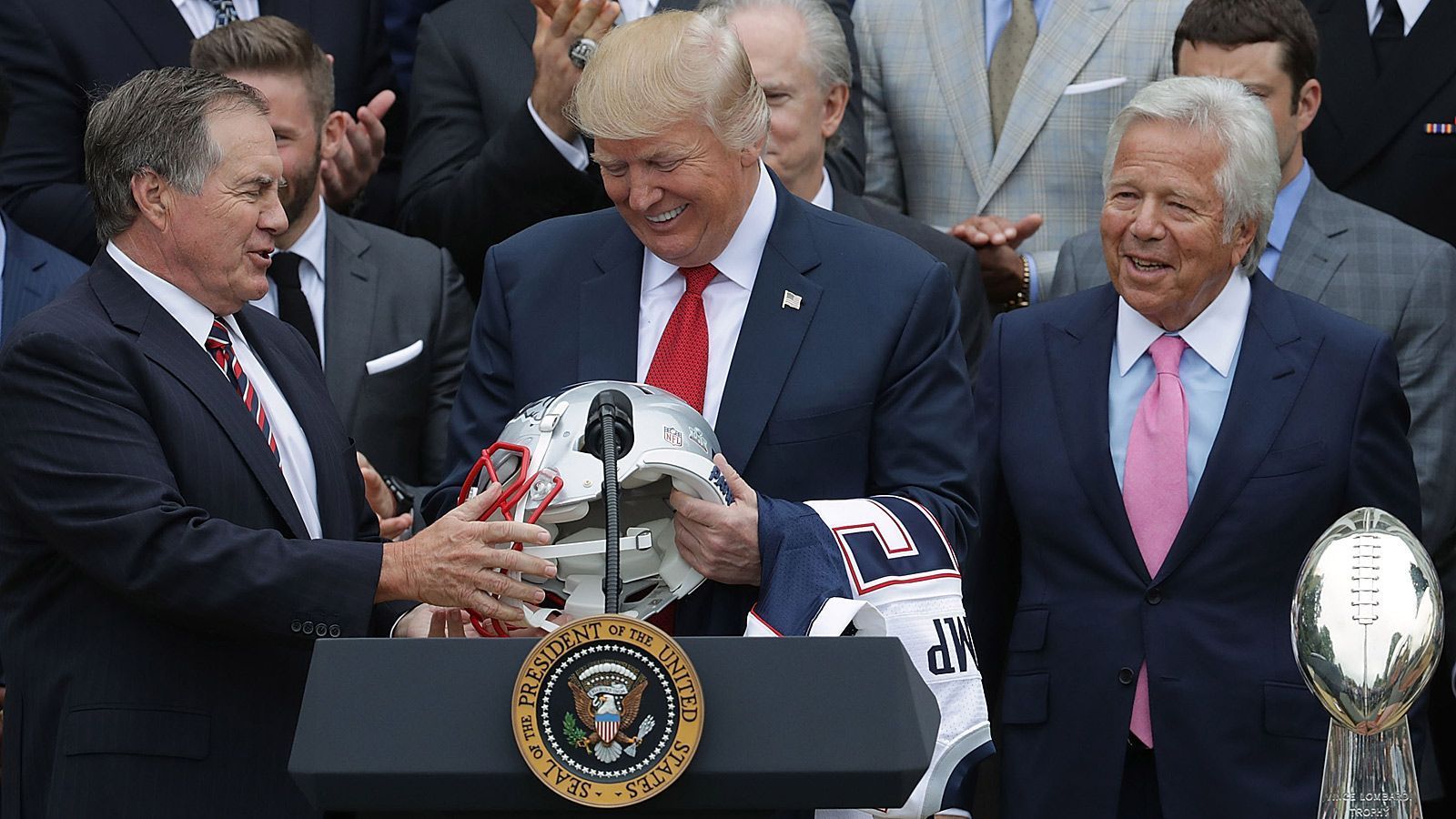 <strong>Donald Trump (Buffalo Bills) </strong><br>
                Donald Trump ist - zumindest nach eigener Aussage - glühender Bills-Fan. Der Ex-Präsident hatte sogar 2014 versucht die Bills zu kaufen, sein Angebot wurde jedoch abgewiesen.
