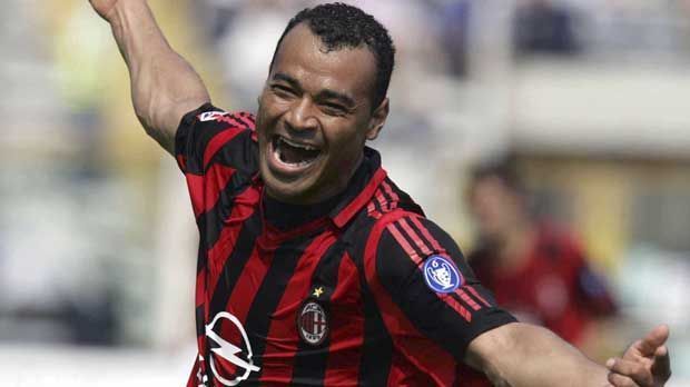 
                <strong>Cafu</strong><br>
                Cafu, rechter Verteidiger: Diese Wahl ist schon deutlich verständlicher. Zusammen mit Kapitän Cafu wird Ronaldo 2002 Weltmeister in Japan und Südkorea. Im Finale besiegt Brasilien die DFB-Elf mit 2:0. Doppelter Torschütze: Ronaldo.
              