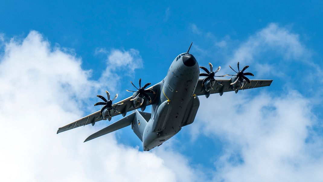 Auf dem Fliegerhorst im niedersächsischen Wunstorf werden Transportflugzeuge vom Typ A400M und Soldat:innen bereitgehalten, die kurzfristig zur Evakuierung starten können.