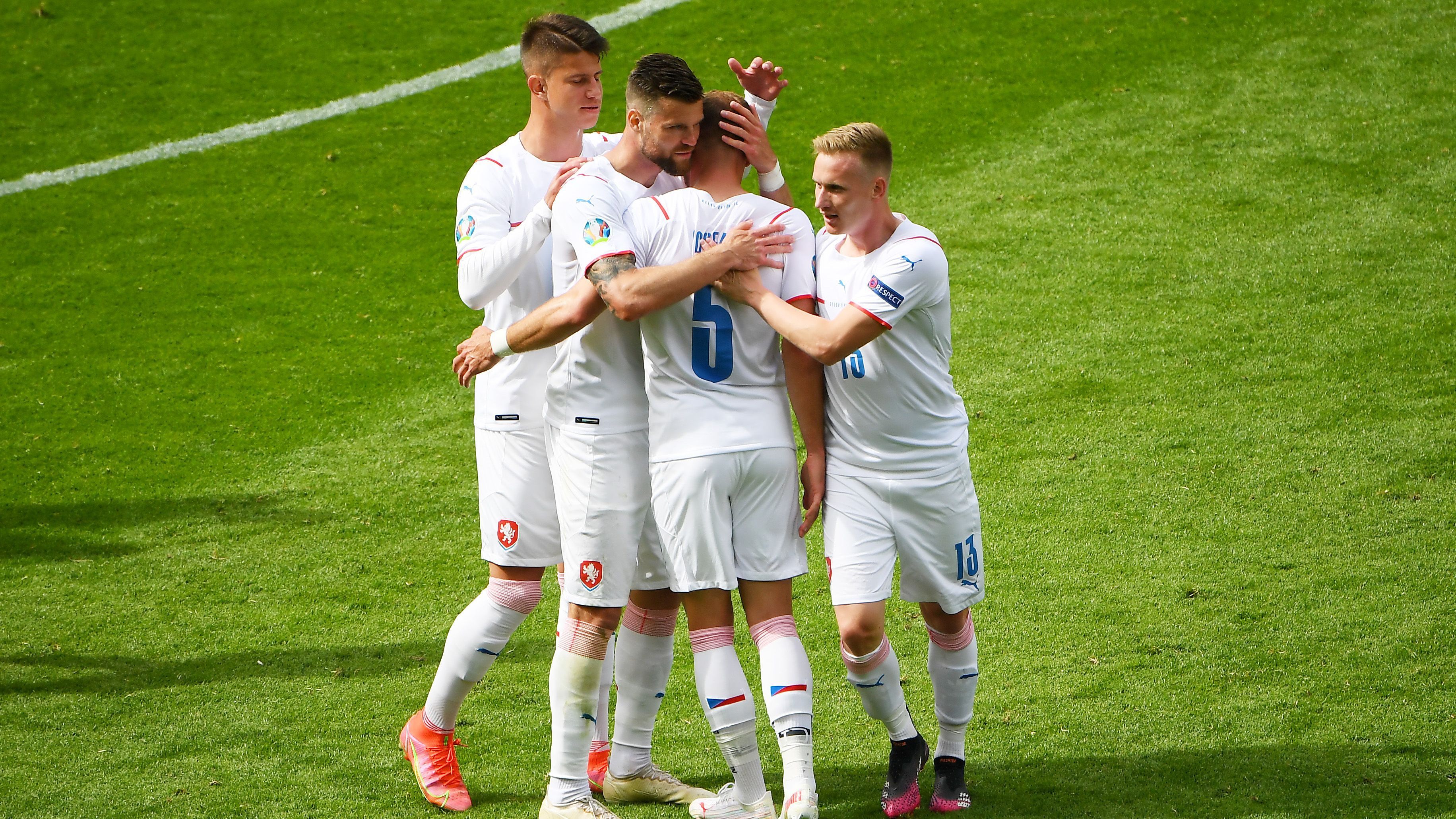 
                <strong>9. Platz: Tschechien</strong><br>
                Nach zuletzt enttäuschenden Leistungen bei großen Turnieren meldeten sich die Tschechen eindrucksvoll zurück. Gegen die Schotten gelang Leverkusen-Stürmer Patrik Schick das bisher beste Tor der EM und in der Defensive wirkte die Mannschaft von Trainer Jaroslav Silhavy stabil. Kann der Vize-Europameister von 1996 diese Leistung auch im zweiten Spiel gegen WM-Finalist Kroatien bestätigen (Freitag ab 18 Uhr im Liveticker), könnten die Tschechen für eine Überraschung des Turniers sorgen. 
              