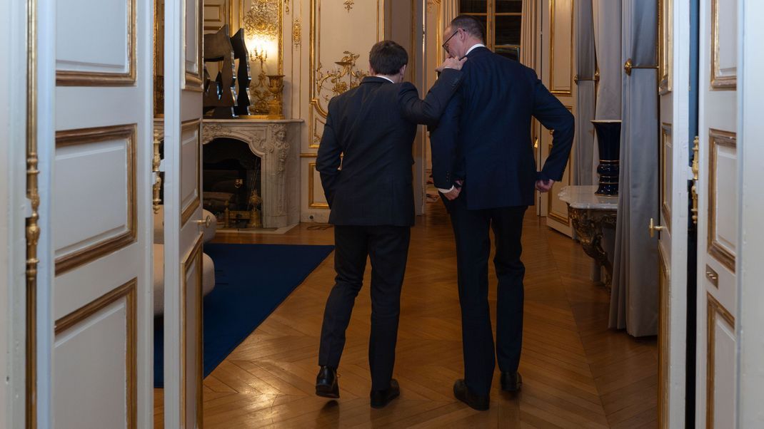 CDU-Chef Friedrich Merz (r) zu Besuch im Élysée-Palast mit dem französischen Präsidenten Emmanuel Macron.