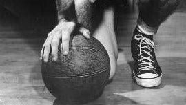<strong>NBA Finals 1952: Minneapolis Lakers vs. New York Knicks 4:3</strong><br>Die Minneapolis Lakers (Vorgänger der L.A. Lakers) setzten sich in einer spannenden Finalserie mit 4:3 gegen die Knicks durch und holten damit ihren dritten NBA-Titel. Im entscheidenden siebten Spiel dominierten die Lakers mit 82:65, angeführt von George Mikan, der mit 22 Punkten und 19 Rebounds herausragte.