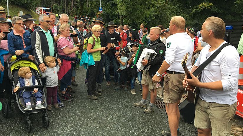 Die Edlseer sind eine österreichische Volksmusikgruppe aus Birkfeld in der Steiermark. Im Laufe der Jahre haben sie eine große Fangemeinde aufgebaut, die bei Fanwanderungen ihre Idole hautnah erleben können.