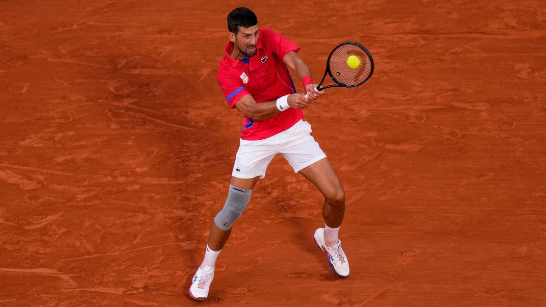 Am neunten Olympia-Tag duellieren sich Novak Djokovic und Carlos Alcaraz im Tennis-Finale.