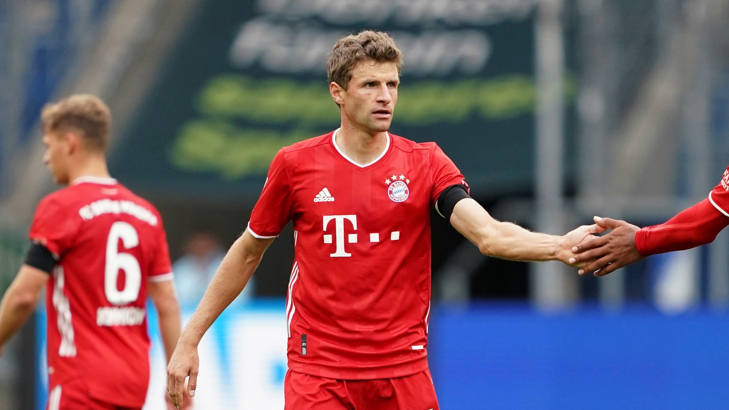 
                <strong>Thomas Müller</strong><br>
                Ist wie immer emsig, ohne aber in den ersten 35 Minuten wirklich Zählbares beizutragen. Beim 1:2 gibt Müller dann aber mit einer klugen Ablage auf Kimmich die Vorlage. Danach wirkt Müller aber ähnlich schlaff wie seine Nebenmänner in der Offensive. ran.de-Note: 4
              