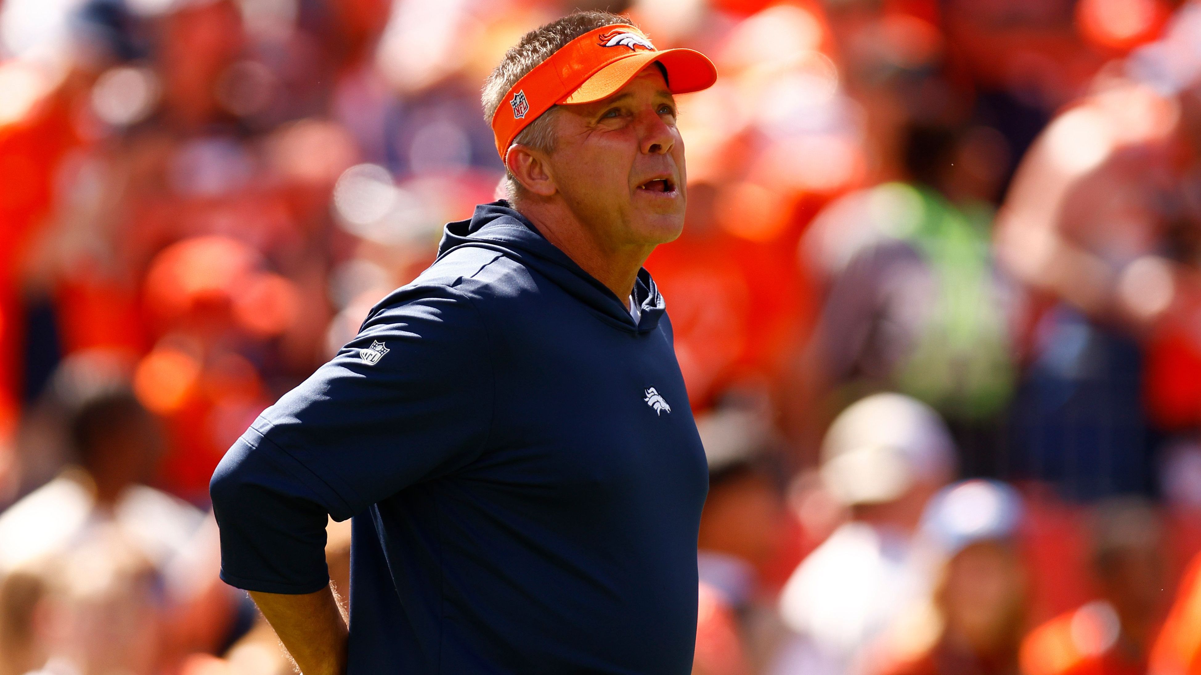 <strong>Denver-Coach Payton nach Hammer-Pleite fast sprachlos</strong><br>Sean Payton war nach dem Debakel gegen die Dolphins bedient: "Es war peinlich. Mir fehlen die Worte. Ab und zu bekommt man in der NFL einen Tritt in den Hintern, aber das war etwas anderes." Der Druck auf den 59-Jährigen, der im Sommer für einen Erstrundenpick 2023 und einen Zweitrundenpick 2024 nach Denver kam, ist nach dem 0-3-Start bereits immens.