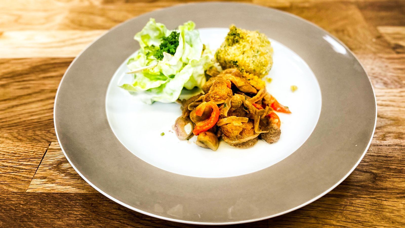 Geschnetzeltes vom Rind mit Semmelknödel und Kopfsalat