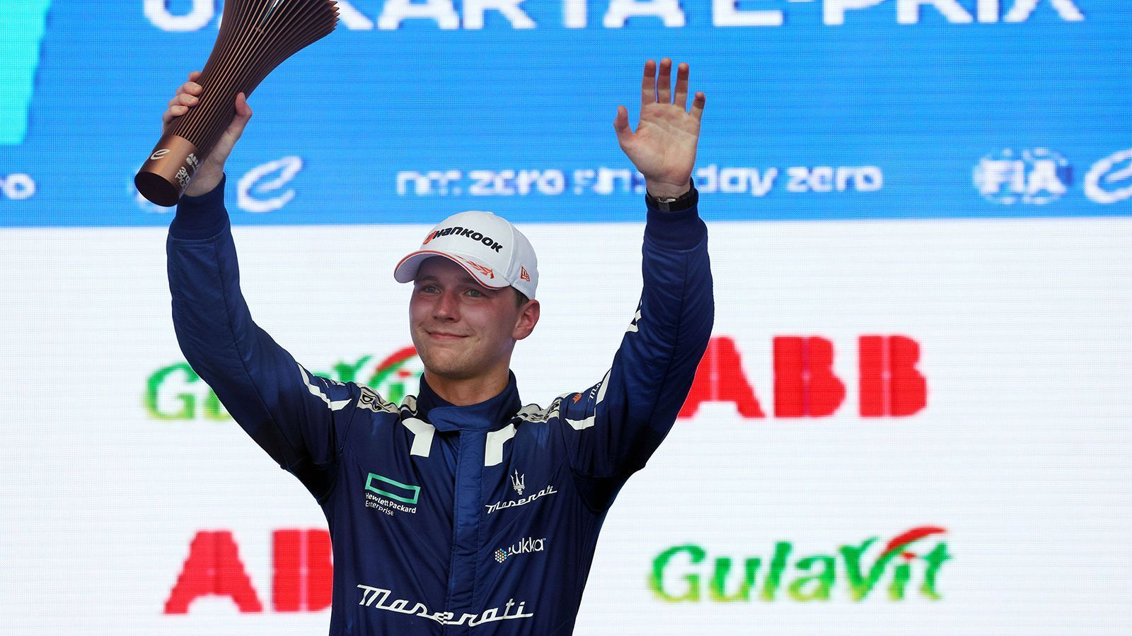 
                <strong>Maximilian Günther (Maserati)</strong><br>
                Nach fünf Nullnummern zu Saisonbeginn scheint Maximilian Günther mittlerweile in der Formel-E-Saison angekommen zu sein. In Indonesien raste er mit seinem Maserati gleich zweimal auf die Pole Position. Während er sich im ersten Rennen noch mit einem dritten Platz zufriedengeben musste, münzte er seine zweite Pole Position in einen Sieg um. Sein mit Abstand bestes Wochenende in diesem Jahr katapultierte den gebürtigen Oberstdorfer auf Platz sieben der Gesamtwertung.
              