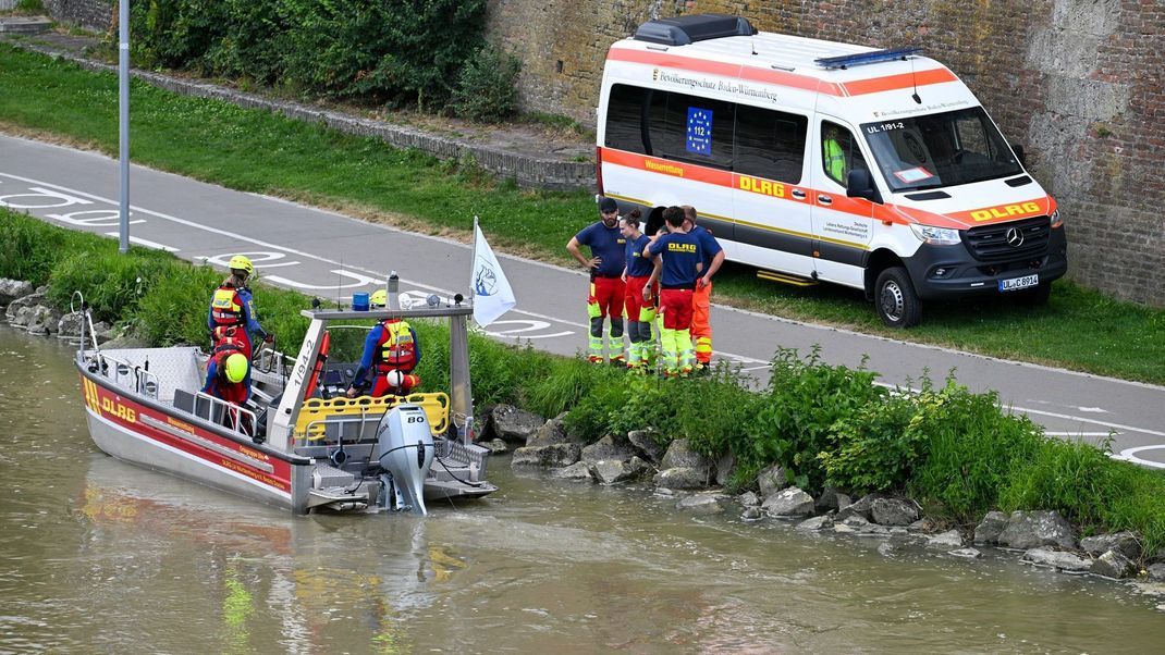 Rettungskräfte des DLRG suchten die Donau nach dem 17-Jährigen ab.