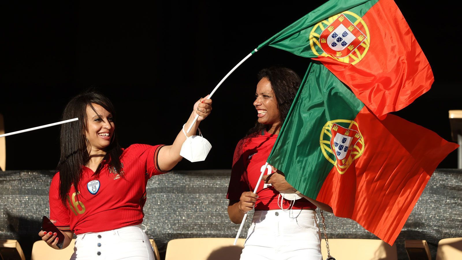 
                <strong>Fußballfest in Sevilla</strong><br>
                Auch die portugiesische Nationalmannschaft darf sich über die Unterstützung von den Rängen freuen.
              