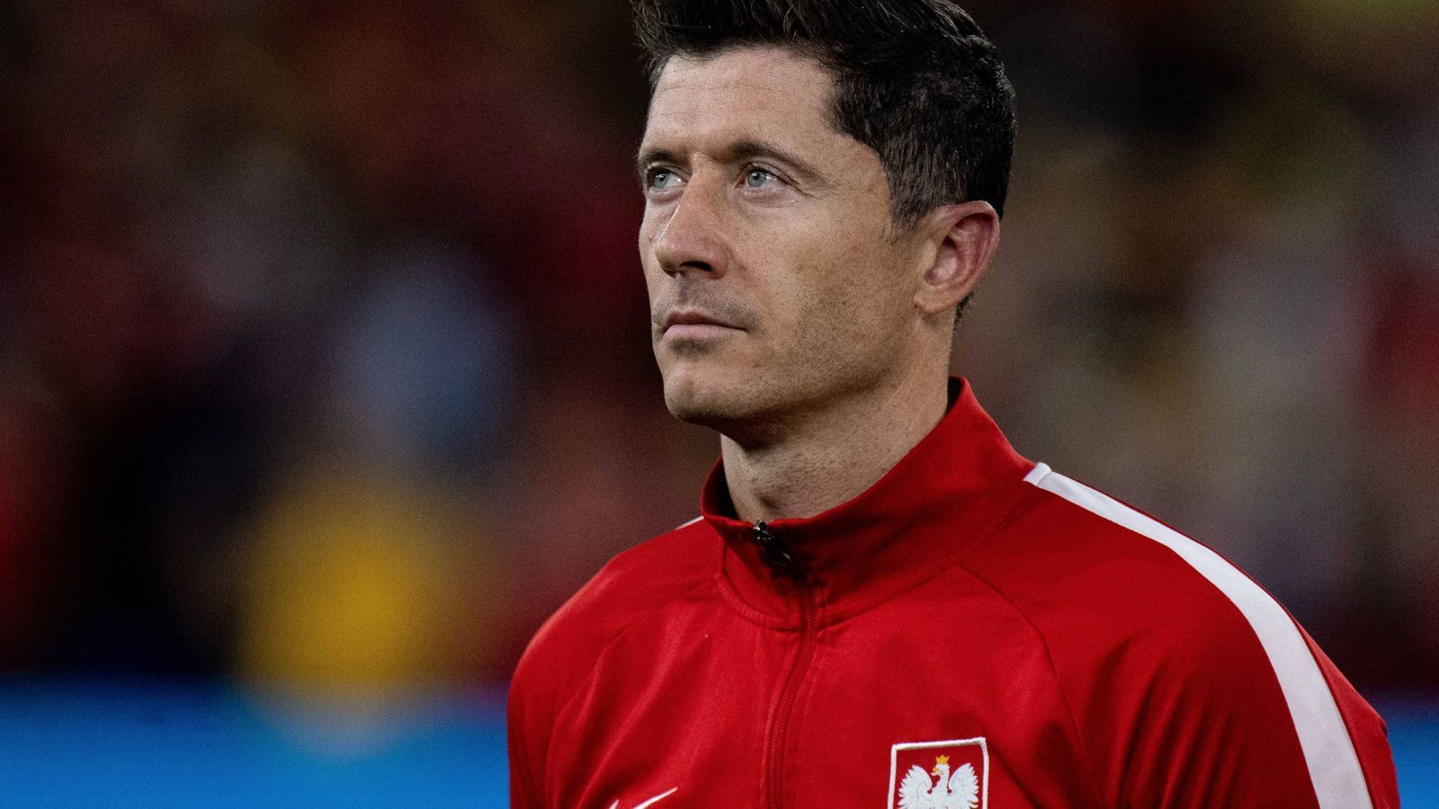 
                <strong>Robert Lewandowski (Polen)</strong><br>
                Einige Superstars spielen in ihren Vereinen auf Toplevel, müssen mit ihren Nationalmannschaften aber kleinere Brötchen backen. Dass Robert Lewandowski einer der besten Stürmer der Geschichte ist, steht außer Frage. Die Chance, mit Polen einen Titel zu holen, ist dennoch äußert gering. Mit 34 Jahren spielt der Angreifer des FC Barcelona vermutlich seine letzte WM und wird trotzdem versuchen, dem Turnier mit dem einen oder anderen Treffer seinen Stempel aufzudrücken.
              