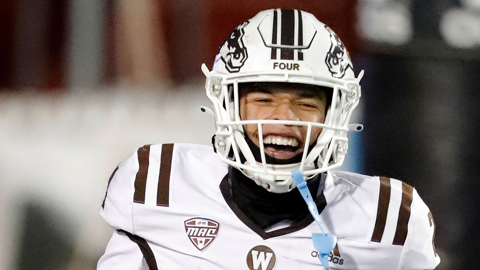 
                <strong>22. Pick: Green Bay Packers - Skyy Moore, WR, Western Michigan</strong><br>
                Wer ersetzt Davante Adams? Diese eine Frage wollen die Green Bay Packers am liebsten mit dem Draft beantworten. Logischerweise nutzen sie ihren ersten Pick für einen Wide Receiver. Skyy Moore ist zwar nicht sonderlich groß, aber dennoch ein sehr physischer Spieler. 2021 brach er 26 Tackles.
              