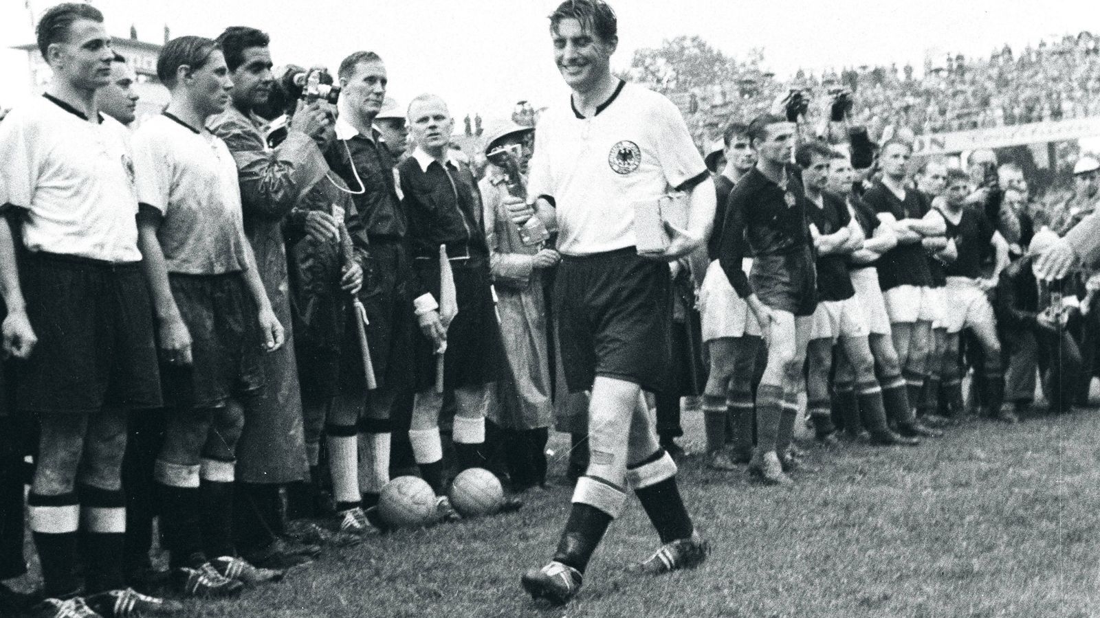 
                <strong>Fritz Walter</strong><br>
                31 Jahre lang war Fritz Walter Spieler des 1. FC Kaiserslautern. Zweimal wurde er dabei Deutscher Meister. Sein größter Erfolg war allerdings der überraschende WM-Titel 1954. Seit 2005 verleiht der DFB die Fritz-Walter-Medaille für die besten Nachwuchstalente.
              