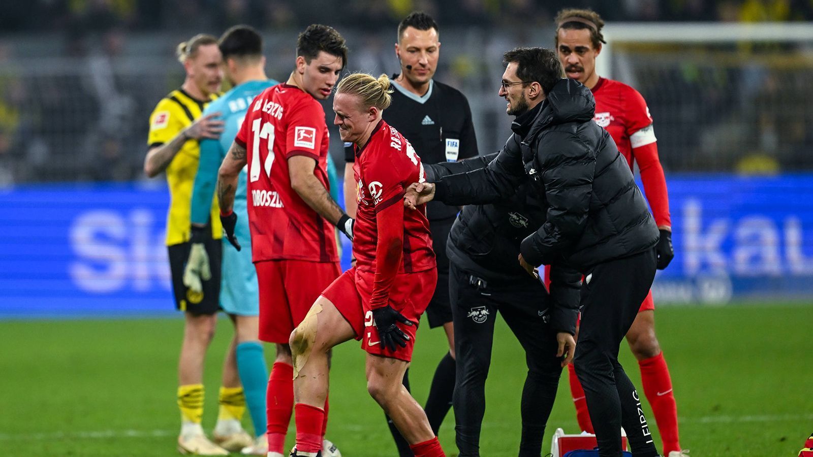 
                <strong>Verlierer: RB Leipzig </strong><br>
                Dieser Spieltag wird nicht in guter Erinnerung von RB Leipzig bleiben. Die Partie gegen Borussia Dortmund ging mit 1:2 verloren, damit wächst der Rückstand auf das Spitzen-Duo auf sieben Punkte an. Hinzu kommt die Verletzung zweier Top-Stars. Xaver Schlager (Bild) verletzte sich in der 85. Minute und verließ das Feld mit schmerzverzerrtem Gesicht. Auch Leistungsträger Christopher Nkunku – der erst nach langer Verletzungspause zurückgekommen war – plagten muskulären Probleme, weswegen er ausgewechselt werden musste. Bei Schlager ist die Diagnose schwer: Verletzung des Syndesmoseband im rechten Sprunggelenk. 
              