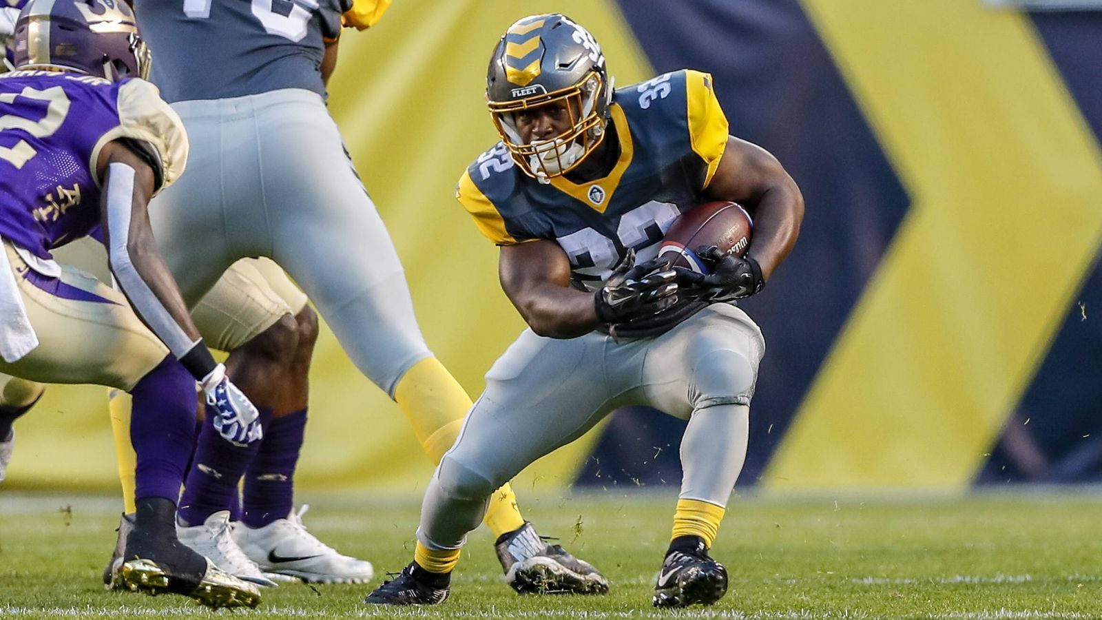 
                <strong>Ja'Quan Gardner (Running Back, San Diego Fleet)</strong><br>
                Ja'Quan Gardner zählt zu den großen Neuentdeckungen der Saison, ist mit 281 Rushing-Yards der effektivste Running Back der ersten drei Spieltage. Er glänzte bereits mit einem 83-Yard-Touchdown-Lauf. Im Draft 2018 wurde er von keinem NFL-Team ausgewählt. Gardner spielte an der Humboldt State University und wurde in den Jahren 2015 und 2017 zum besten Offensivspieler in der Great Northwest Athletic Conference (GNAC) ernannt. Das Problem: Da diese Conference lediglich der zweitklassigen Division-II-Stufe angehört, wurden die Leistungen von Gardner in NFL-Kreisen nicht hoch genug eingeschätzt. Er unterschrieb als Undrafted Free Agent zwar einen Vertrag bei den San Francisco 49ers, kam dort allerdings nie zum Einsatz.
              