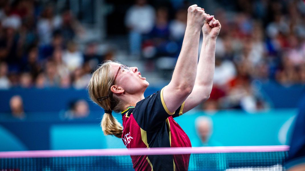 Sandra Mikolaschek vom deutschen Para-Team jubelt nach dem Finale gegen Borislava Peric-Rankovic aus Serbien über ihre Goldmedaille.