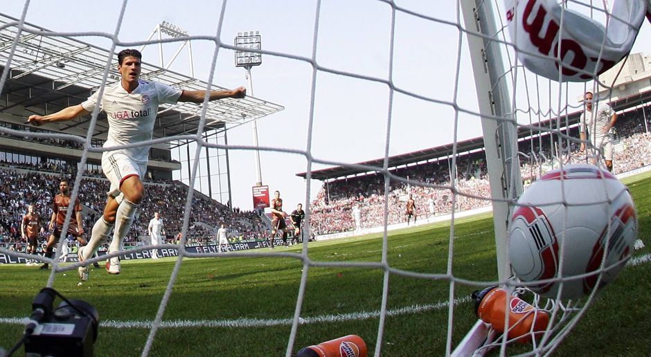 
                <strong>2011: St. Pauli - FC Bayern 1:8</strong><br>
                Nicht nur der HSV gerät gegen den FC Bayern schon mal unter die Räter, auch dem Stadtrivalen passiert dies. Der FC St. Pauli unterliegt dem Rekordmeister am vorletzten Spieltag der Saison 2010/11 daheim mit 1:8. Für die Bayern schießen Mario Gomez (Bild, drei Treffer), Arjen Robben und Franck Ribery (je zwei Tore) sowie Daniel van Buyten die Tore, Paulis Ehrentreffer gelingt Marcel Eger.
              