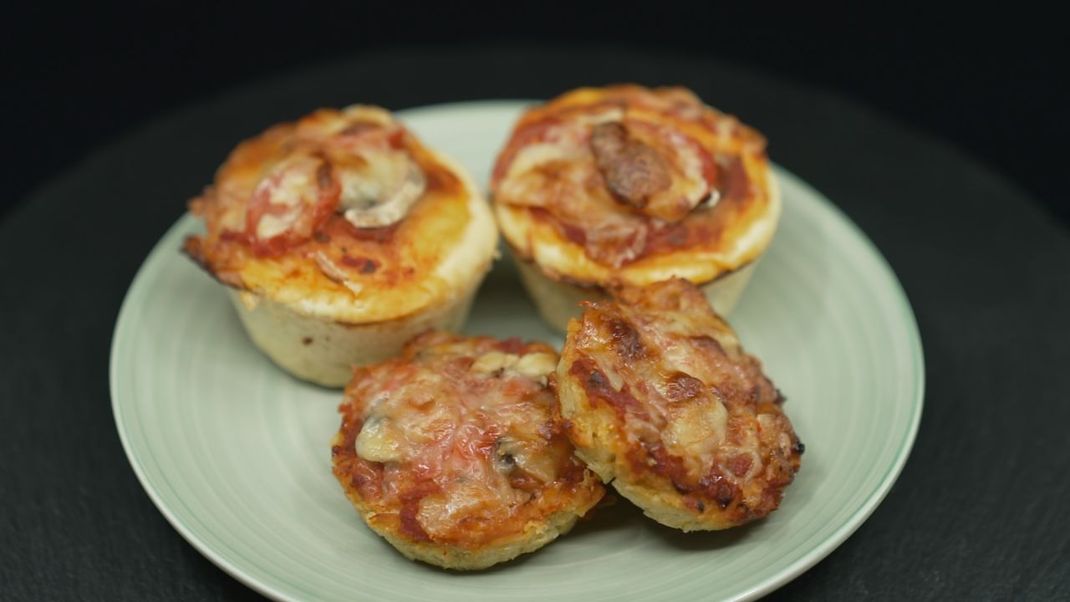 Diese deftigen Pizza-Muffins sind das Highlight jedes Party-Buffets oder auch mal für Zwischendurch geeignet. Und das Beste dabei:
Sie sind super schnell vorbereitet. 