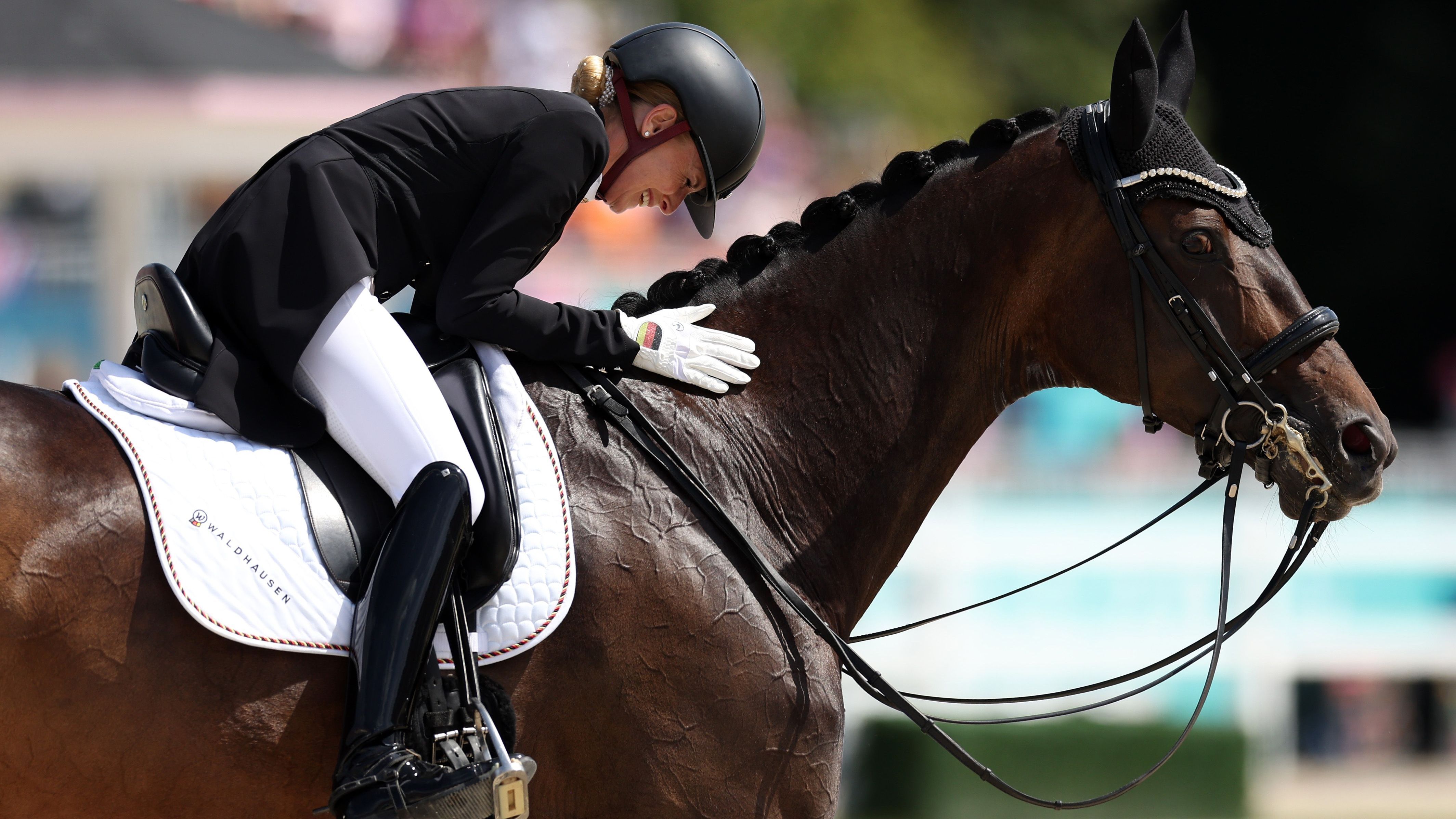 <strong>Olympia 2024: Die besten Bilder des neunten Tages</strong><br>Auf die deutschen Dressurreiterinnen war auch heute wieder Verlass. Jessica von Bredow-Werndl gewann mit Dalera Gold in der Kür - und dankte ihrem Pferd Dalera anschließend ausgelassen.