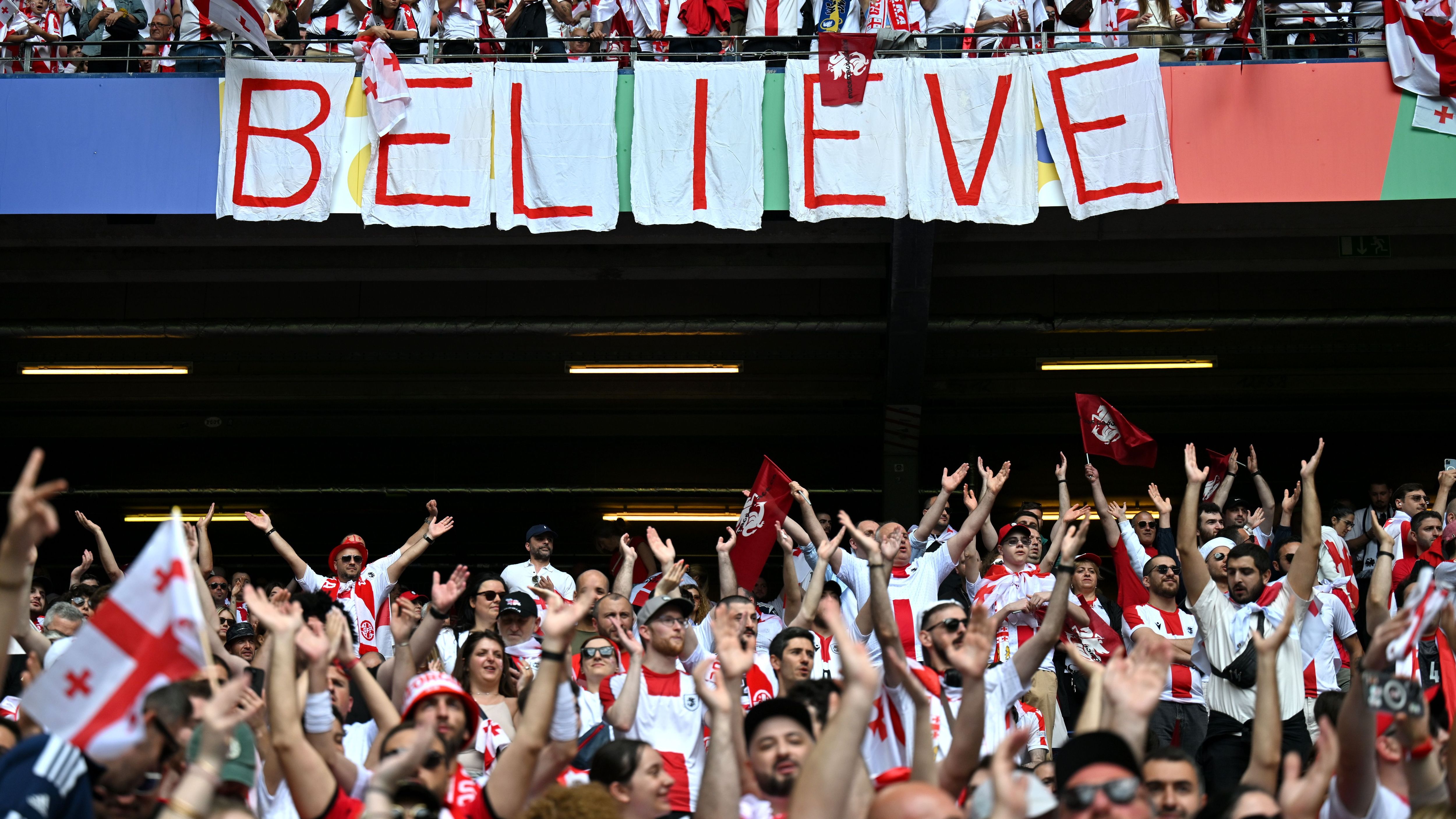 <strong>Der neunte EM-Tag in Bildern<br></strong>Am Samstag waren erneut einige Topteams im Einsatz mit Belgien, Portugal oder der Türkei. Den Anfang am Nachmittag machten die Georgier im Hamburger Volksparkstadion mit ihrem Spiel gegen Tschechien (1:1).&nbsp;<strong><em>ran</em></strong> präsentiert die besten Bilder des Tages.