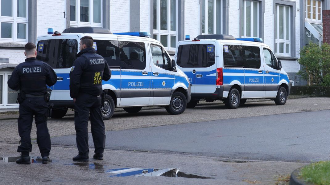 Polizeibeamte in der Nähe eines Gebäudes in Solingen, das durchsucht wird.
