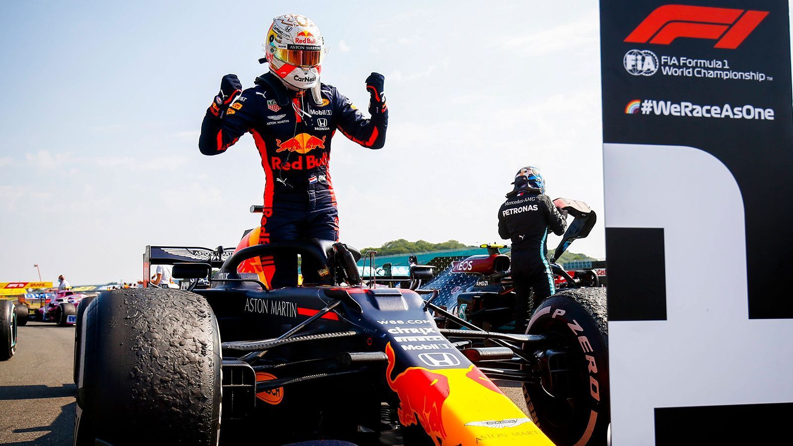 
                <strong>GEWINNER: Max Verstappen und die Red-Bull-Strategen</strong><br>
                Im Qualifiying reichte es nur zum vierten Startplatz, doch die Strategie sollte am Sonntag den Sieg bringen. Als einziger Fahrer aus den vorderen Reihen startete der Niederländer auf den harten Reifen. Bei Streckentemperaturen über 40 Grad bewährte sich diese Taktik. Taktisch sowie technisch ein nahezu perfektes Rennen für "Mad Max", der damit als erster Nicht-Mercedes-Fahrer einen Sieg in der aktuellen Saison holt. Entsprechend groß war der Jubel nach Rennende. 
              