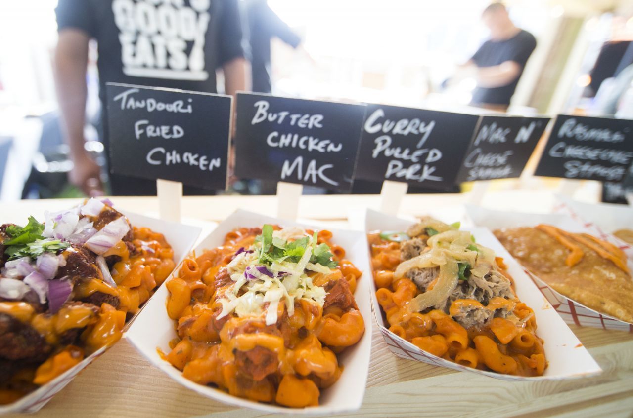 Auch Mac and Cheese lieben die Kanadier:innen. In Toronto gibt es sogar ein Mac and Cheese Festival. Die Fertigpackung "Kraft Dinner" findet man wohl in jedem Haushalt.