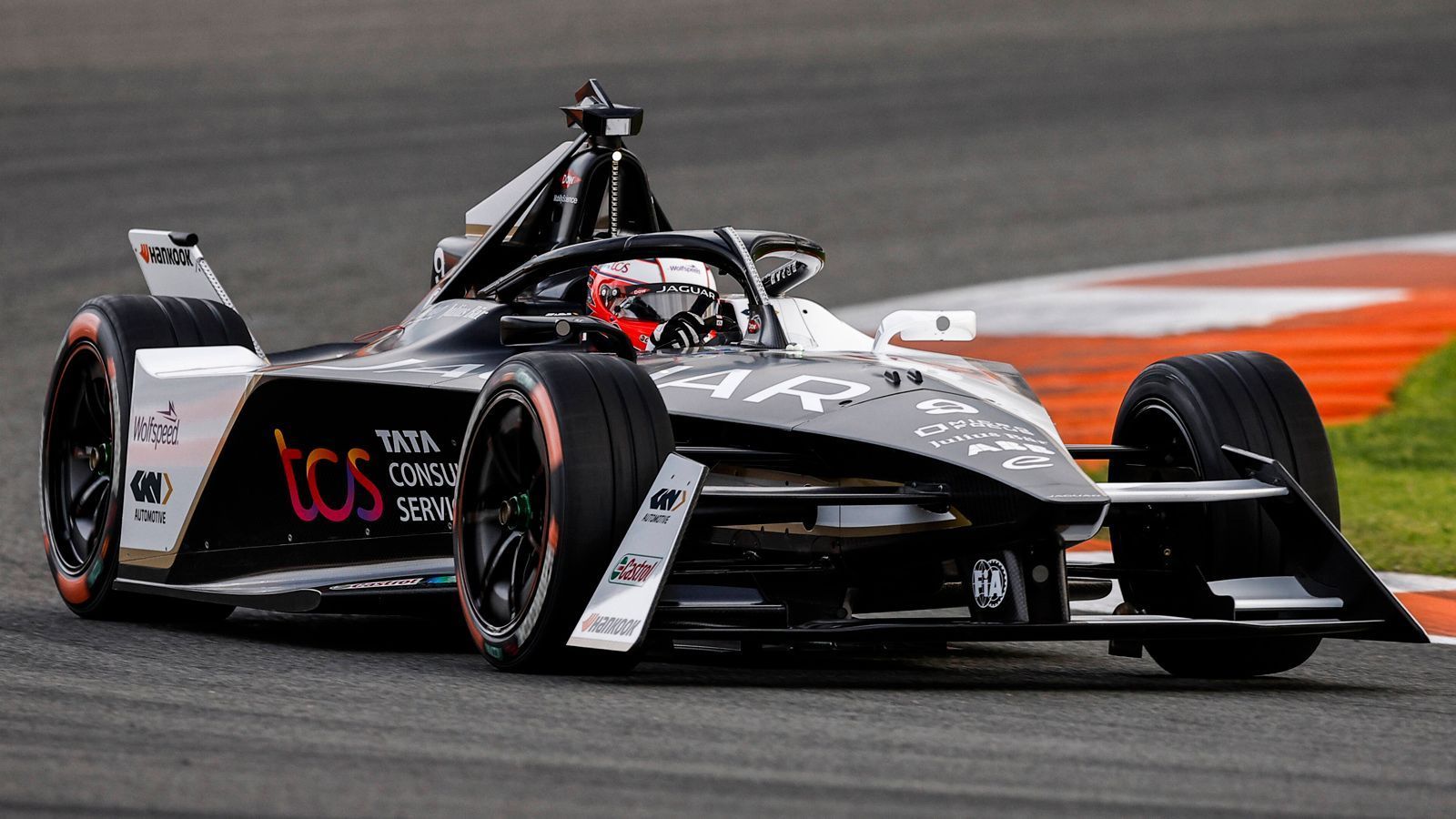 
                <strong>Jaguar TCS Racing</strong><br>
                Jaguar TCS Racing ist das erste Team der Formel-E-Geschichte, das sich für ein asymmetrisches Design entschieden hat. Somit werden Mitch Evans und Sam Bird auf der Strecke, zumindest für geübte Augen, schnell auseinanderzuhalten sein.
              