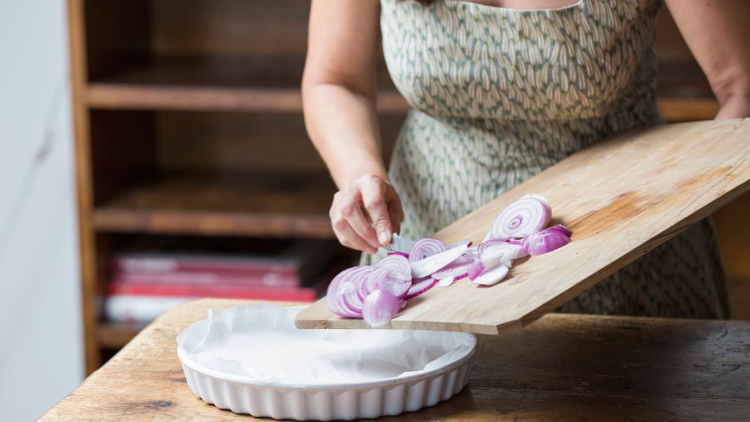 Zwiebeln bringen nicht nur Power in die Küche: Sie helfen super gegen Erkältungen, Verletzungen und sind ein echtes Wundermittel.