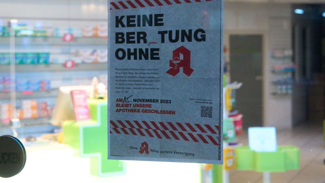 Einen Tag lang protestieren Arztpraxen und Apotheken gegen die Gesundheitspolitik der Bundesregierung: Kunden stehen vor verschlossenen Türen.