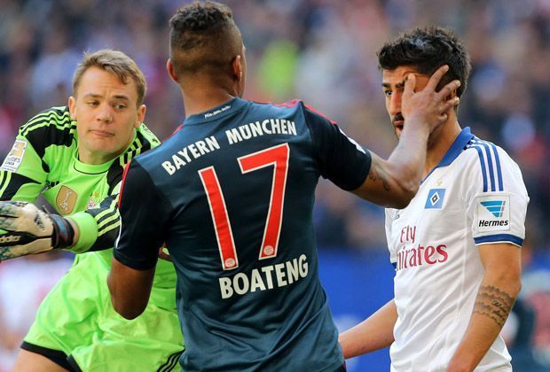 
                <strong>Jerome Boateng vs. Kerem Demirbay</strong><br>
                ...und verliert am Ende völlig die Fassung. Der Nationalspieler packt eine "Watschn" gegen den HSV-Youngster aus. Der Versuch von Manuel Neuer, die Situation zu entschärfen, kommt zu spät. Boateng sieht zurecht die Rote Karte.
              