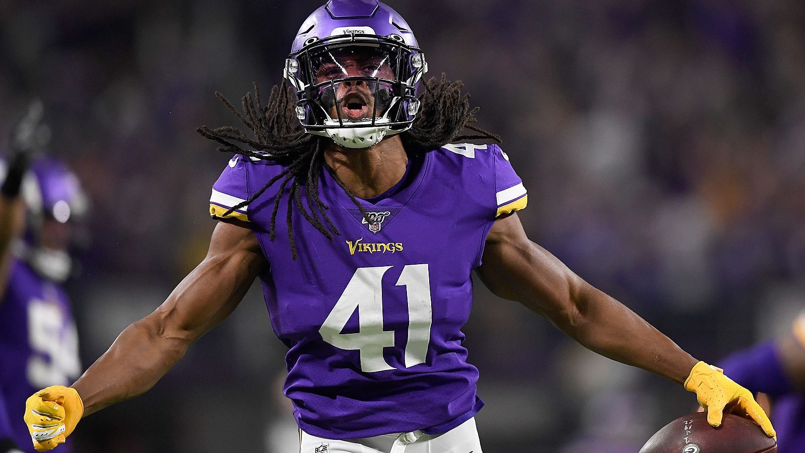 
                <strong>FIX: Minnesota Vikings</strong><br>
                Anthony Harris hat seinen Franchise Tag unterzeichnet und bleibt ein Viking - zumindest für ein weiteres Jahr. Der Safety wuchs vergangene Saison zu einem Star auf der Free-Safety-Position heran. Kommende Spielzeit erhält er ein Gehalt über knapp 12,75 Millionen US-Dollar. Für die Minnesota Vikings sammelte er bisher 180 Tackles, neun Interceptions und einen Touchdown. 
              