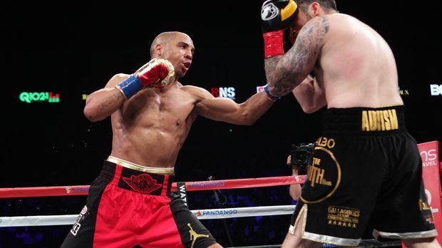 
                <strong>Andre Ward</strong><br>
                Andre Ward (28-0, 15 K.o.): Der US-Amerikaner gewann das vielbeachtete Super-Six-Turnier, ist seitdem aber eher weniger in Erscheinung getreten. Verletzungen und Vertragsstreitigkeiten warfen den 31-Jährigen immer wieder zurrück. Nun kehrte er Mitte 2015 wieder in den Ring zurück.
              