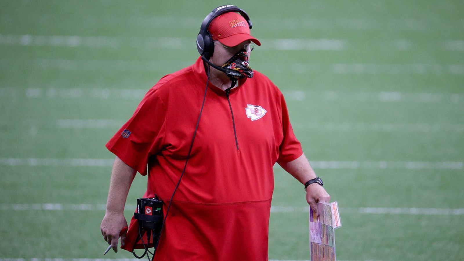 <strong>8. Andy Reid ist kein Vorbild</strong><br>
                Erfolg hin oder her, NFL-Coaches sollen auch Vorbilder sein für die Menschen. Davon kann bei Chiefs-HC Andy Reid nicht die Rede sein, wirbt er doch offensiv damit, dass Cheeseburger eine seiner Leibspeisen sind. Was sollen die Kinder denken? Den Jüngsten wird doch ständig eine gesunde Ernährung eingebläut. Reids Fast-Food-Wahn ist da nicht förderlich.
