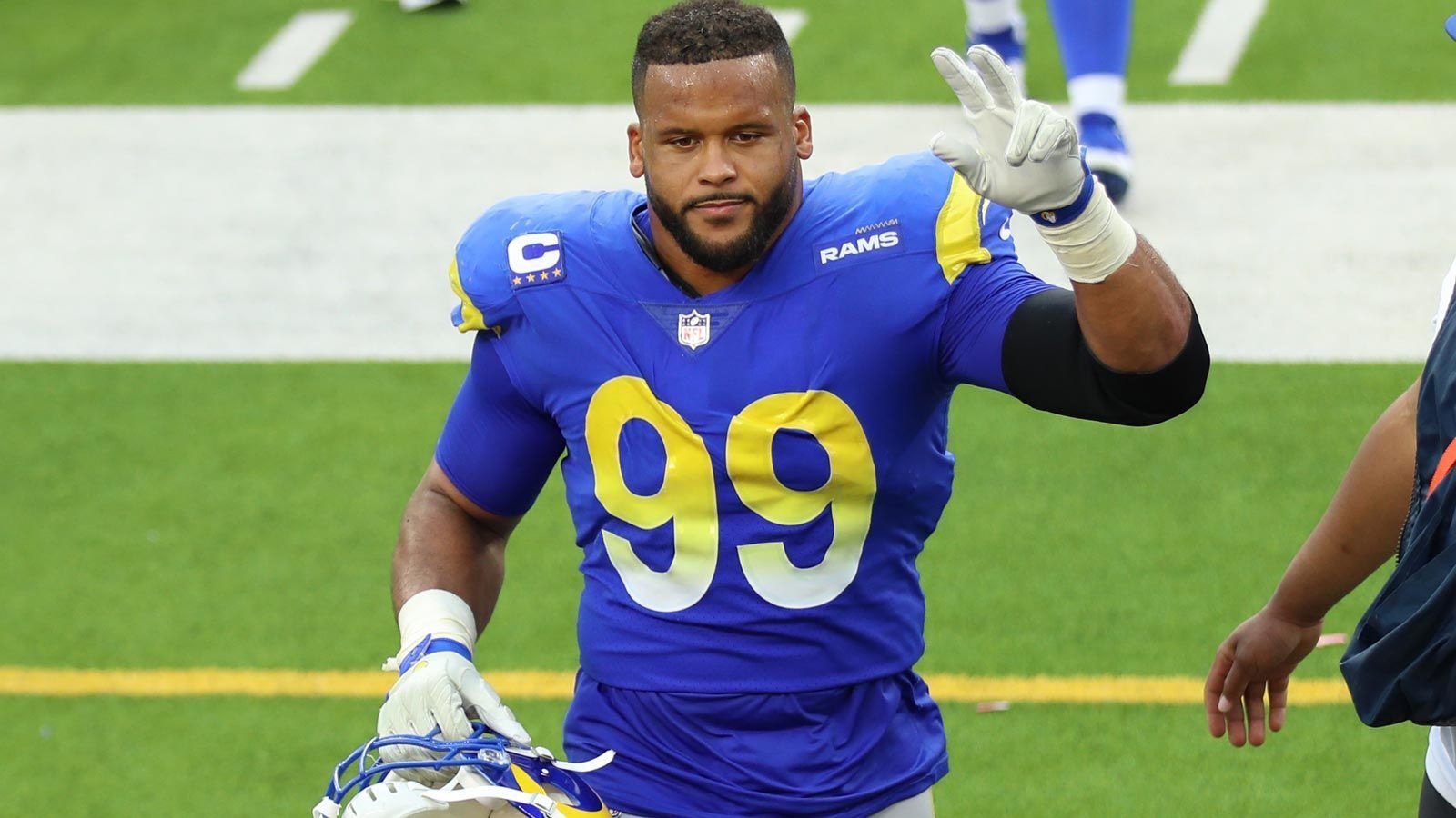 
                <strong>Aaron Donald (Los Angeles Rams)</strong><br>
                &#x2022; Position: Defensive Tackle -<br>&#x2022; Statistiken 2021 (Stand: 21.12): zehn Sacks, 61 Tackles, zwei Forced Fumbles -<br>&#x2022; Pro Bowl-Nominierungen: 8 (2014–2021)<br>
              