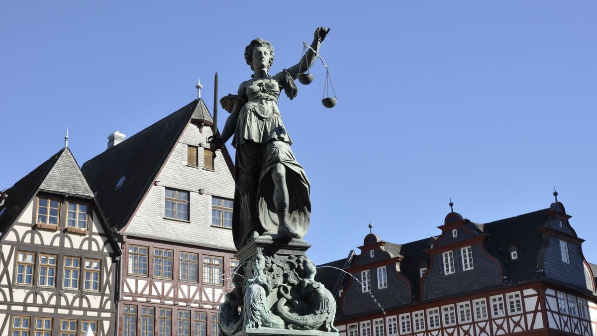 Die Justitia in Frankfurt am Main. Die Staatsanwaltschaft Frankfurt hat nun Anklage gegen einen 19-Jährigen erhoben. (Symbolbild)