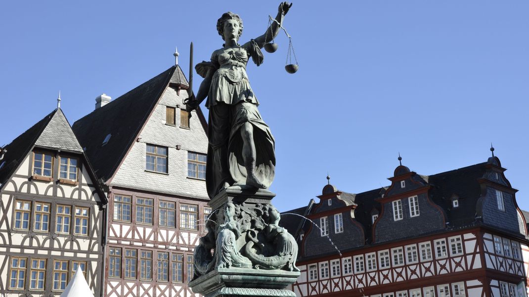 Die Justitia in Frankfurt am Main. Die Staatsanwaltschaft Frankfurt hat nun Anklage gegen einen 19-Jährigen erhoben. (Symbolbild)