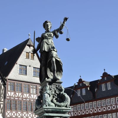 Die Justitia in Frankfurt am Main. Die Staatsanwaltschaft Frankfurt hat nun Anklage gegen einen 19-Jährigen erhoben. (Symbolbild)