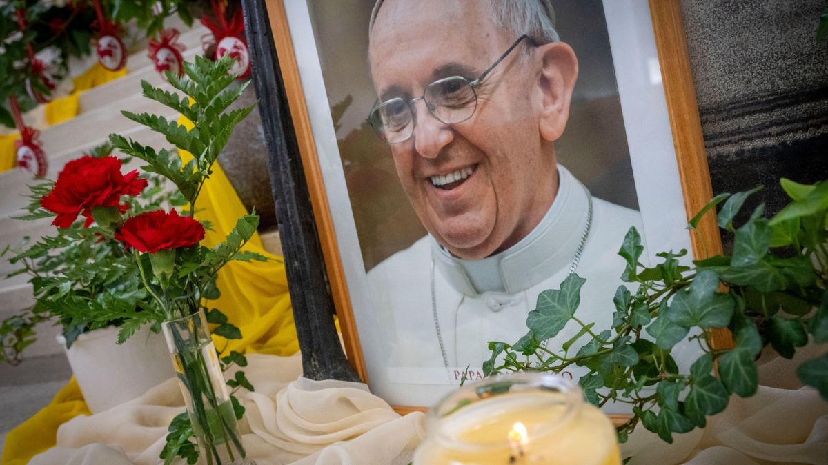 Ein Bild mit Trauerflor von Papst Franziskus steht vor dem Altar der Heilig Geist-Kirche.