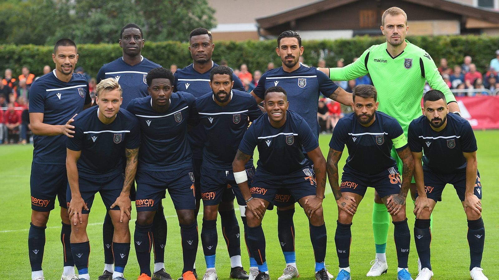 
                <strong>Gladbach-Gegner Istanbul Basaksehir FK</strong><br>
                Auf den ersten Blick gehört Gladbachs Europa-League-Gegner Istanbul Basaksehir FK nicht zu den großen türkischen Klubs. 2014 wurde der Verein von der Stadtverwaltung gegründet - prominentester Anhänger ist Präsident Erdogan. Bei eingefleischten Fußball-Fans hat es der regierungsnahe Retortenklub durchaus schwer. Nicht einmal 5000 Zuschauer kommen im Schnitt pro Spiel. Dabei kann sich das Niveau auf dem Platz mehr als sehen lassen. Der Kader ist gespickt mit Altstars aus aller Welt. ran.de stellt die Mannschaft vor, die in der Vorsaison um ein Haar Meister geworden wäre. 
              