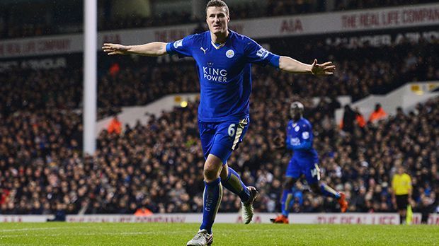 
                <strong>Innenverteidiger: Robert Huth</strong><br>
                Innenverteidiger: Robert Huth. Er ist einer der Schlüsselspieler beim Sensationsklub Leicester City - heißester Anwärter auf den Gewinn der Meisterschaft in der Premier League. Robert Huth ist kantig und bissig in der Innenverteidigung und erzielte sogar schon drei Liga-Tore. Ein Muss für die Nationalelf? Nicht unter Joachim Löw. Trotz Personalsorgen in der zentralen Defensive sieht der Bundestrainer keinen Bedarf den WM-Teilnehmer von 2006 zu reaktivieren.
              