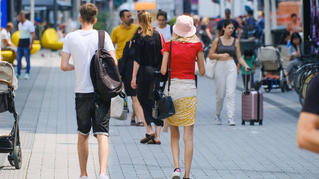 Um sich gegen einen Sonnenstich zu schützen, hilft es, einen hellen Hut zu tragen.